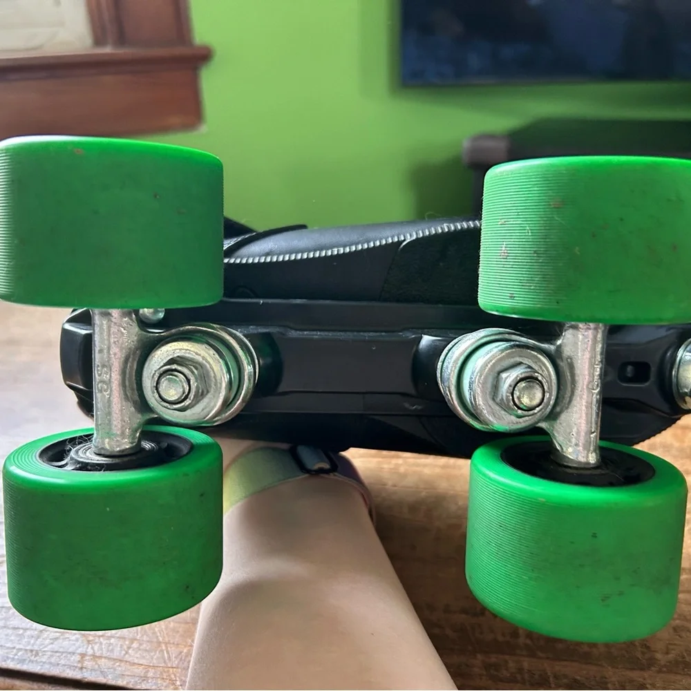 Stylish Black and Green Roller Skates - Picture 4 of 10